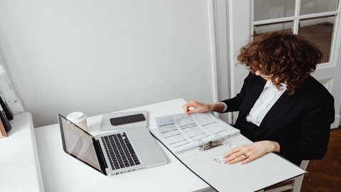 跨境物流企業(yè)應(yīng)實(shí)現(xiàn)智能申報(bào)物流業(yè)務(wù)。